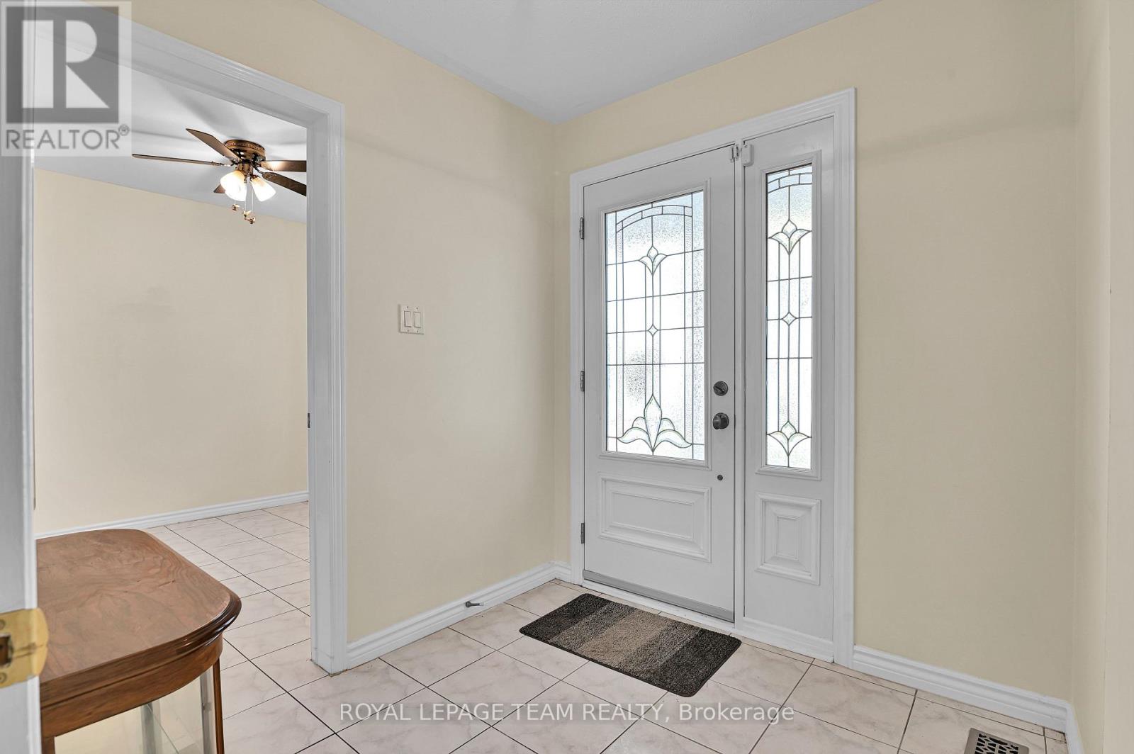 310 Mceachern Crescent, Ottawa, Ontario  K1E 3K2 - Photo 4 - X12494768