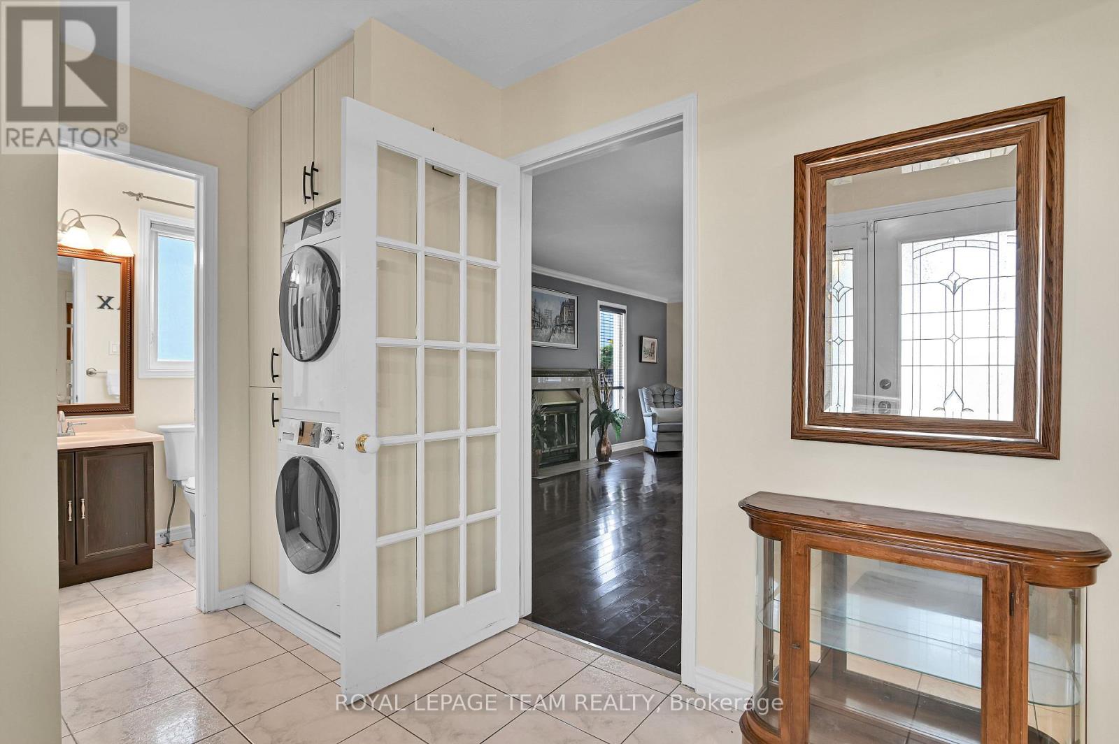 310 Mceachern Crescent, Ottawa, Ontario  K1E 3K2 - Photo 5 - X12494768