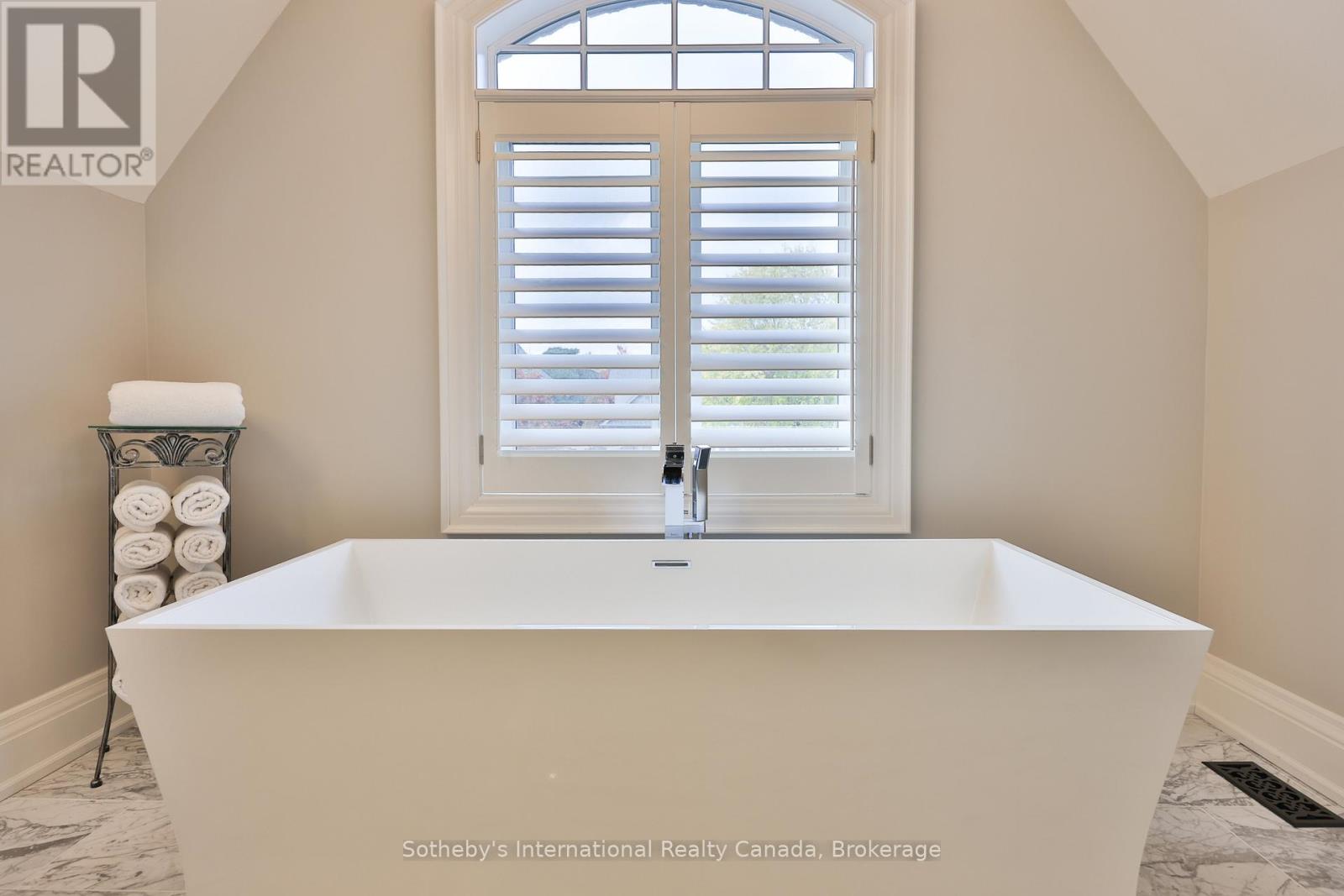 1356 Thornhill Drive, Oakville, Ontario  L6L 2L2 - Photo 24 - W12494712