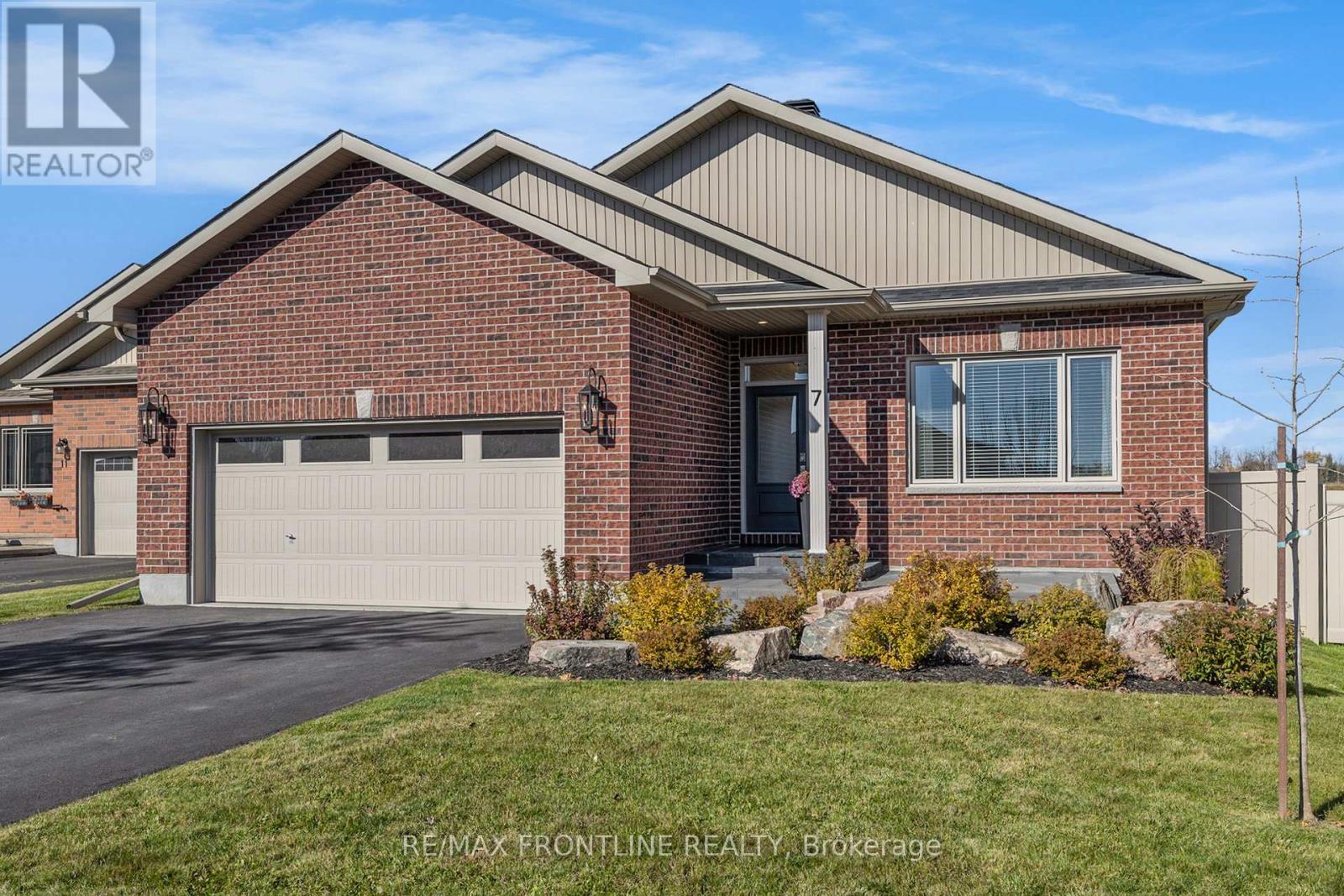 7 Senators Gate Drive, Perth, Ontario  K7H 0B5 - Photo 2 - X12494698