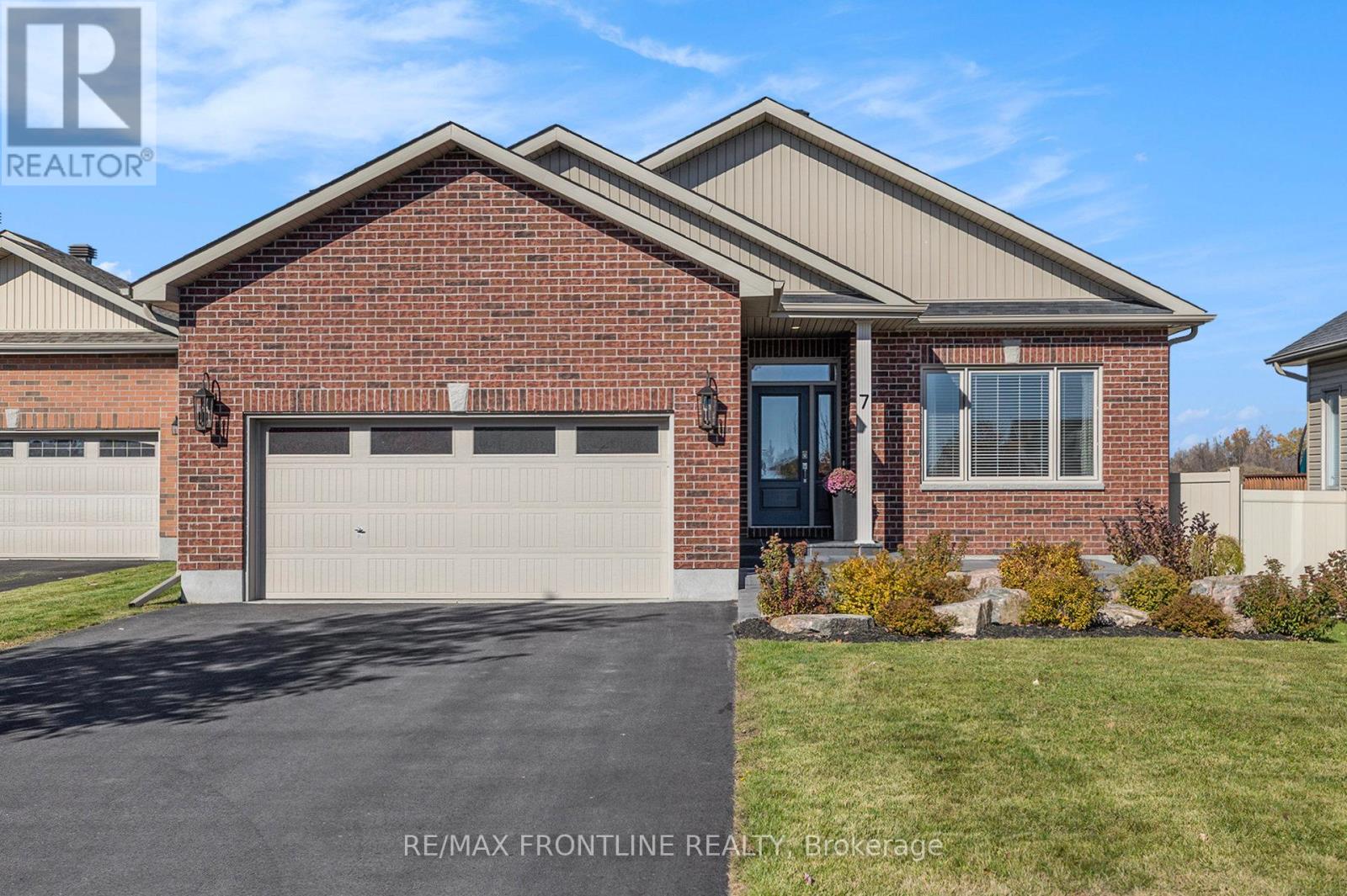 7 Senators Gate Drive, Perth, Ontario  K7H 0B5 - Photo 3 - X12494698