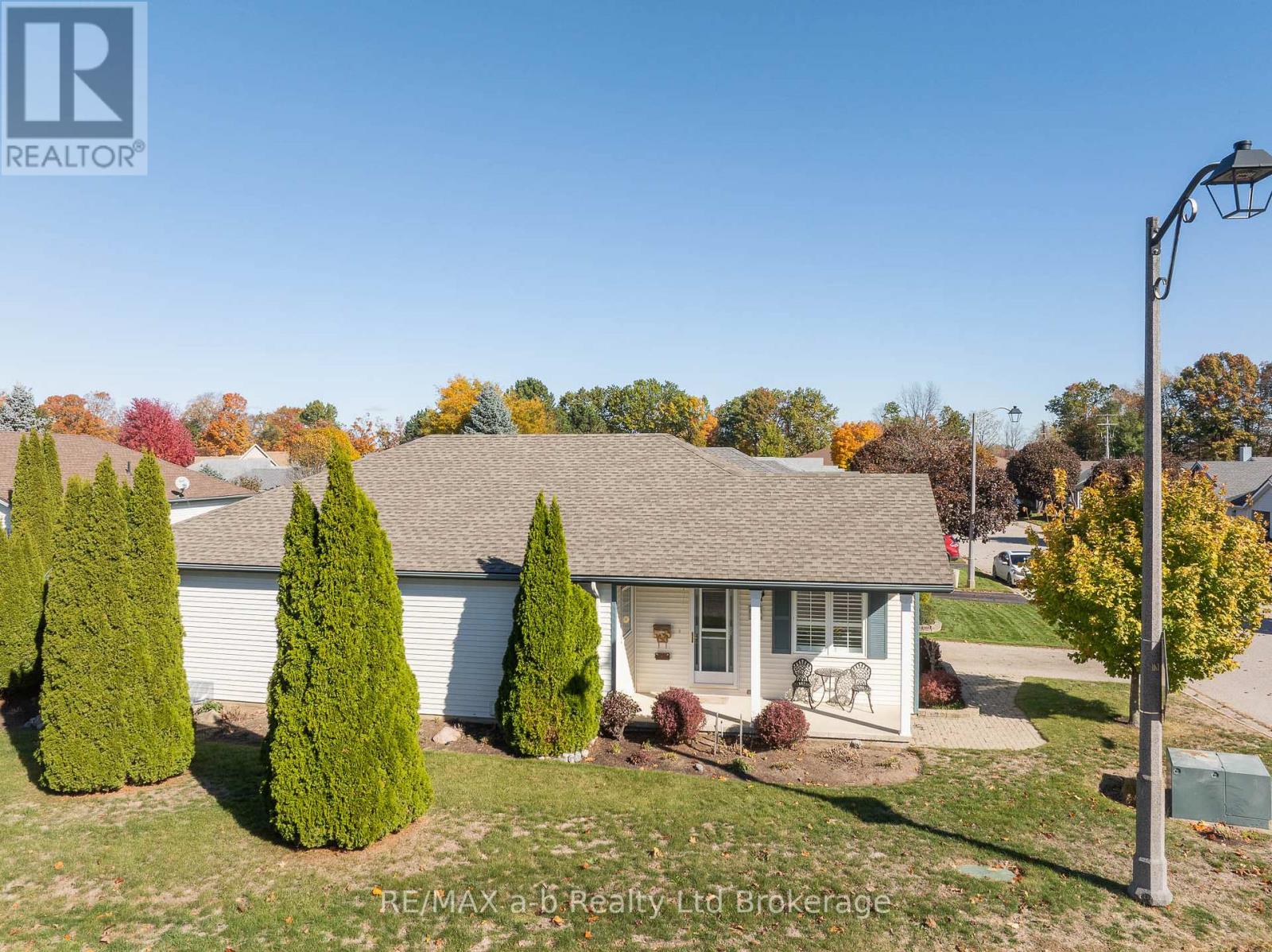 2 Balazs Court, Tillsonburg, Ontario  N4G 5V5 - Photo 2 - X12494764