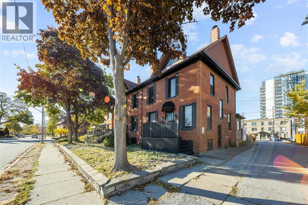 560 Chatham Street, Windsor, Ontario  N9A 5N2 - Photo 3 - 25027222
