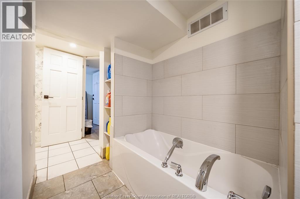 560 Chatham Street, Windsor, Ontario  N9A 5N2 - Photo 32 - 25027222