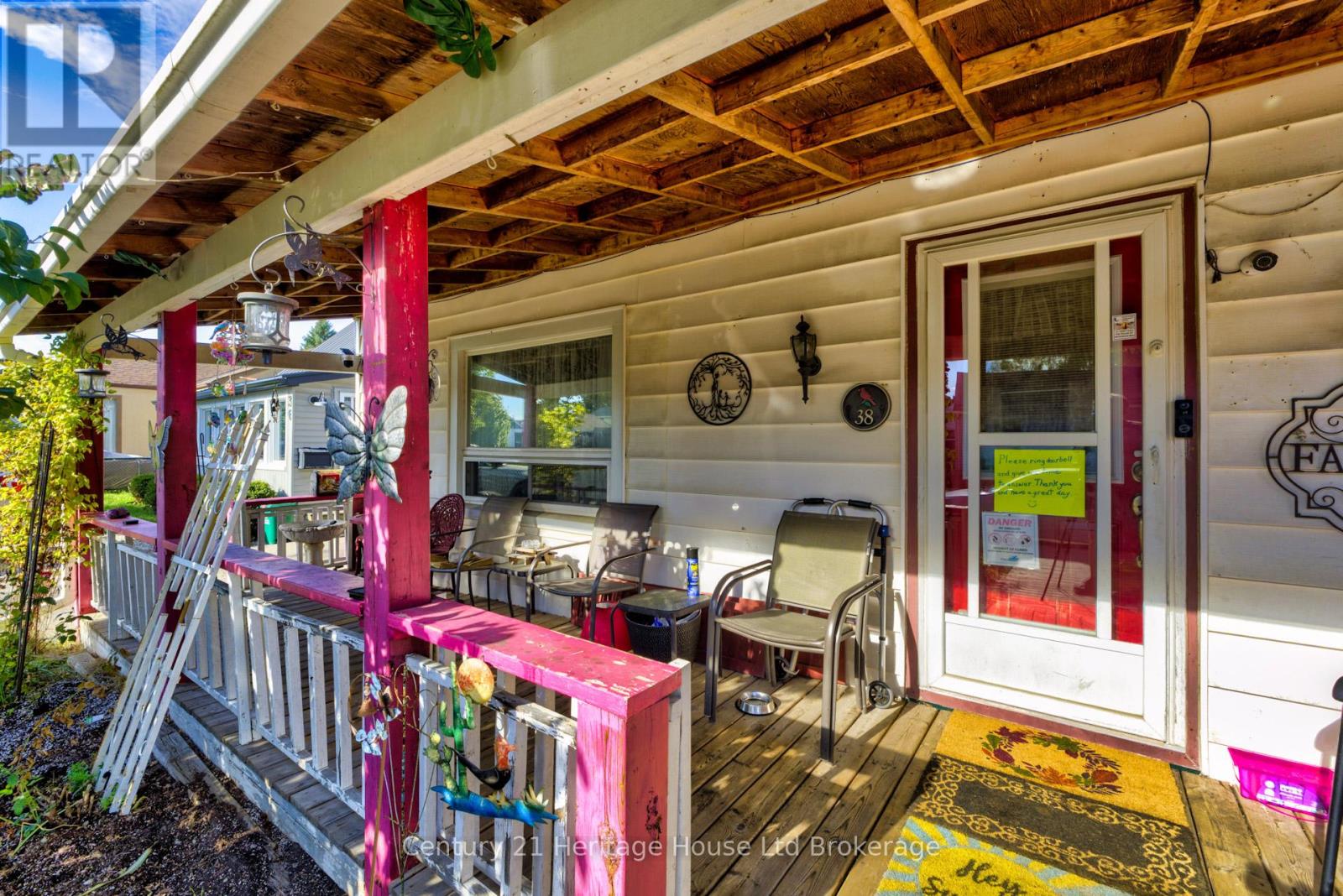 38 Sanderson Street, Brantford, Ontario  N3S 2V2 - Photo 5 - X12449362