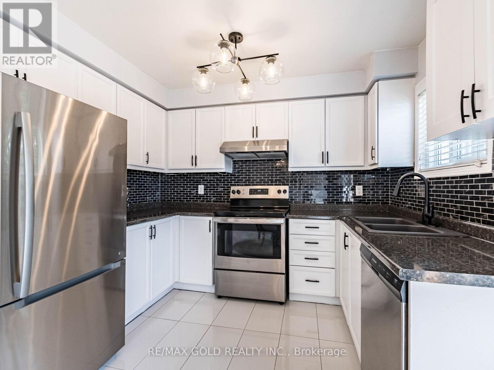 98 Springview Drive, Brampton, Ontario  L6X 4L1 - Photo 12 - W12494690