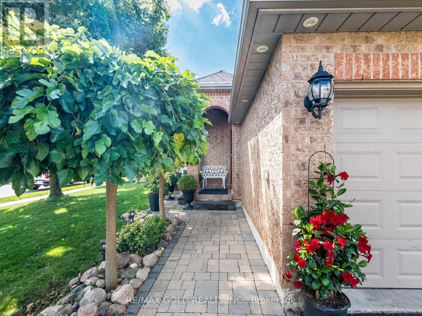 98 Springview Drive, Brampton, Ontario  L6X 4L1 - Photo 4 - W12494690