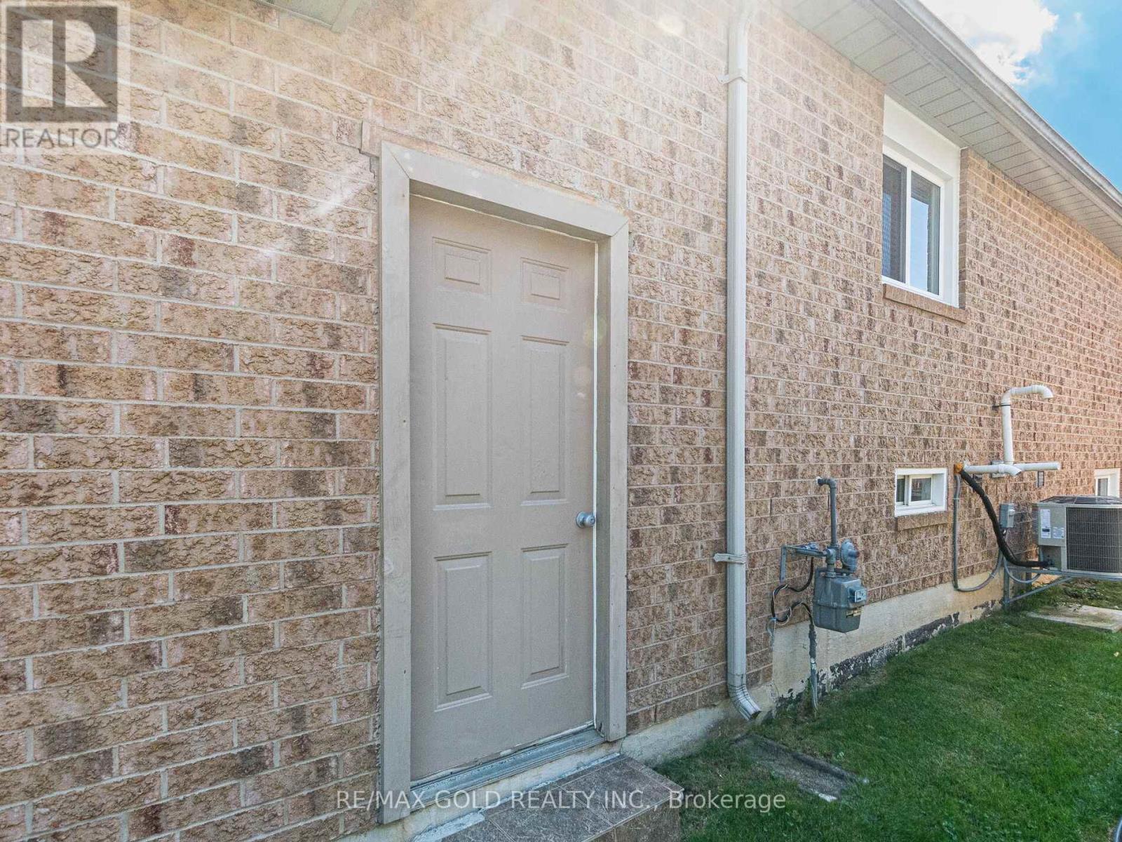 98 Springview Drive, Brampton, Ontario  L6X 4L1 - Photo 5 - W12494690