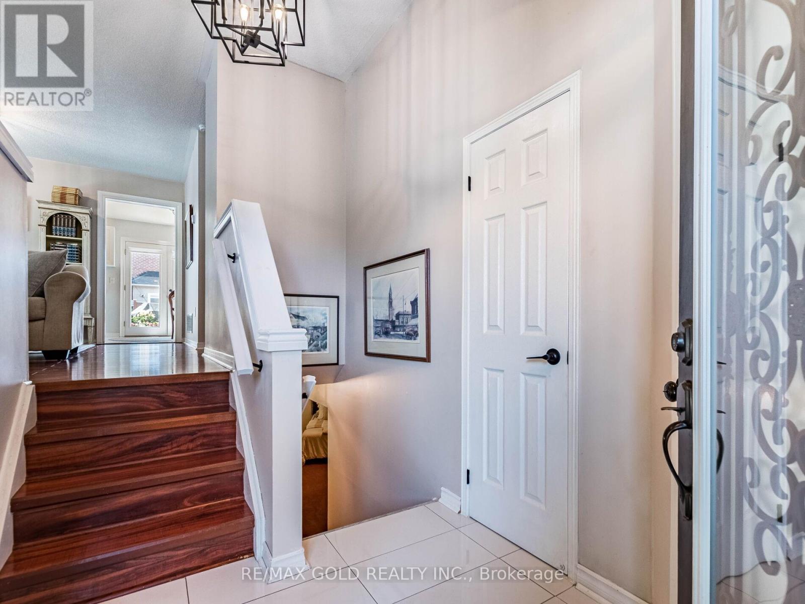 98 Springview Drive, Brampton, Ontario  L6X 4L1 - Photo 8 - W12494690