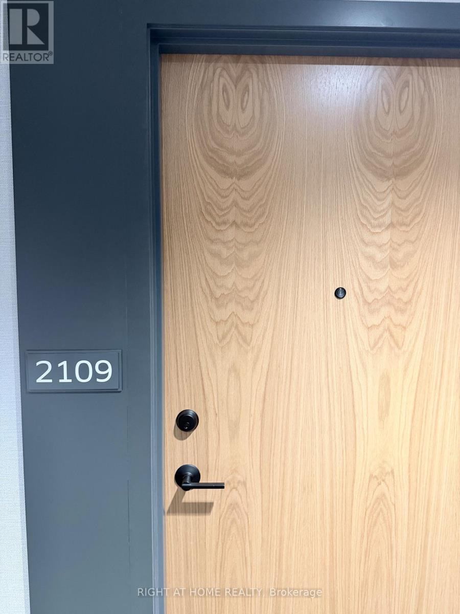 2109 - 2495 Eglinton Avenue W, Mississauga, Ontario  L5M 2T2 - Photo 2 - W12494732