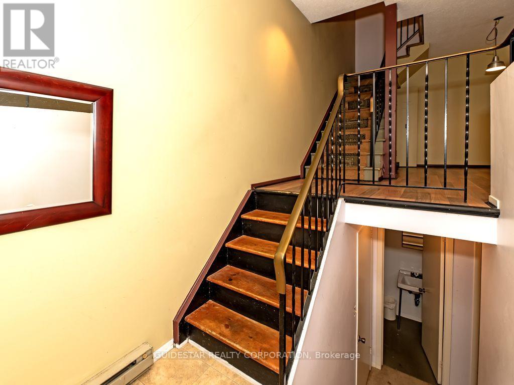 122 Renova Private, Ottawa, Ontario  K1G 4C6 - Photo 2 - X12494822