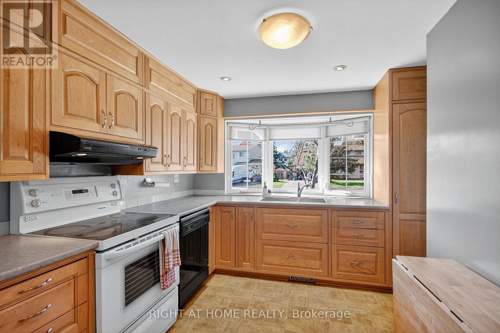 90 Sherway Drive, Ottawa, Ontario  K2J 1N8 - Photo 5 - X12494832