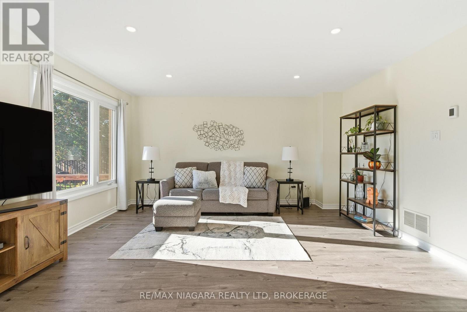 4549 Juniper Court, Lincoln (Beamsville), Ontario  L3J 0C8 - Photo 12 - X12494894