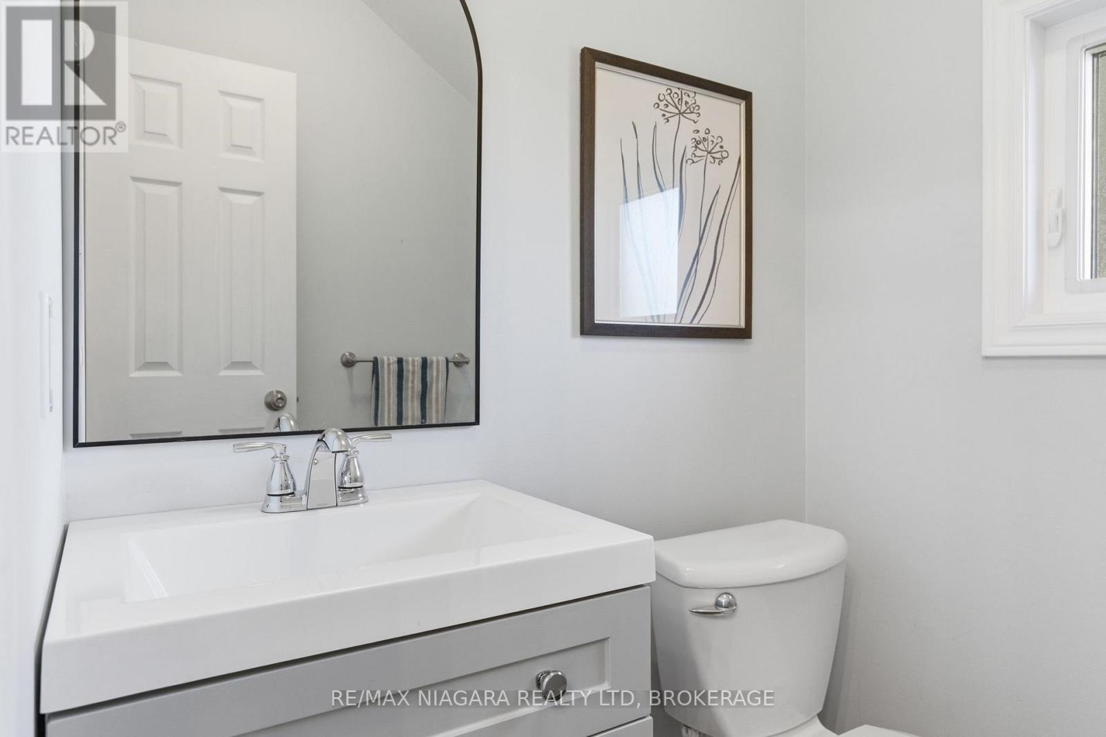 4549 Juniper Court, Lincoln (Beamsville), Ontario  L3J 0C8 - Photo 4 - X12494894