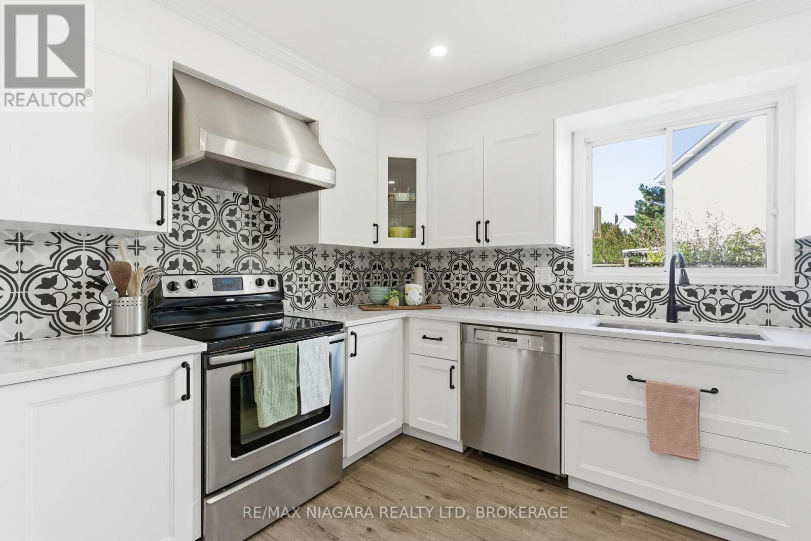 4549 Juniper Court, Lincoln (Beamsville), Ontario  L3J 0C8 - Photo 8 - X12494894