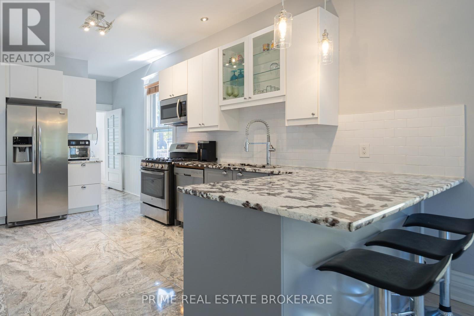 11 Briscoe Street E, London South, Ontario  N6C 1W8 - Photo 10 - X12473847