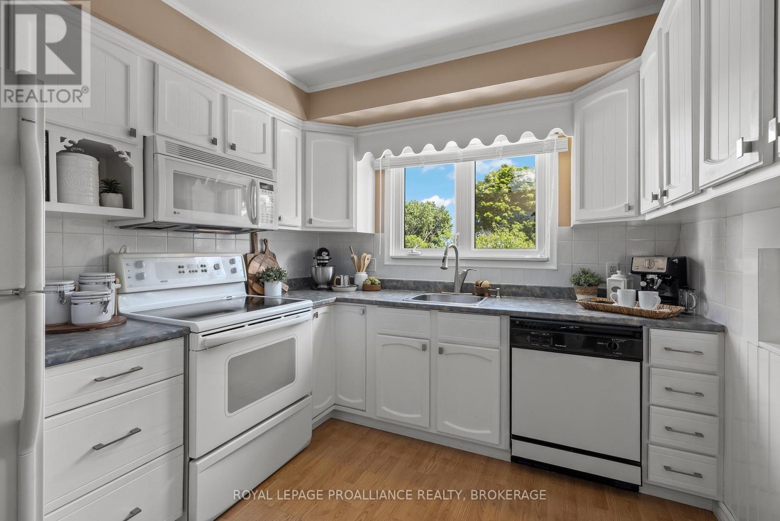 35 Manitou Crescent E, Loyalist (Amherstview), Ontario  K7N 1B1 - Photo 20 - X12495112