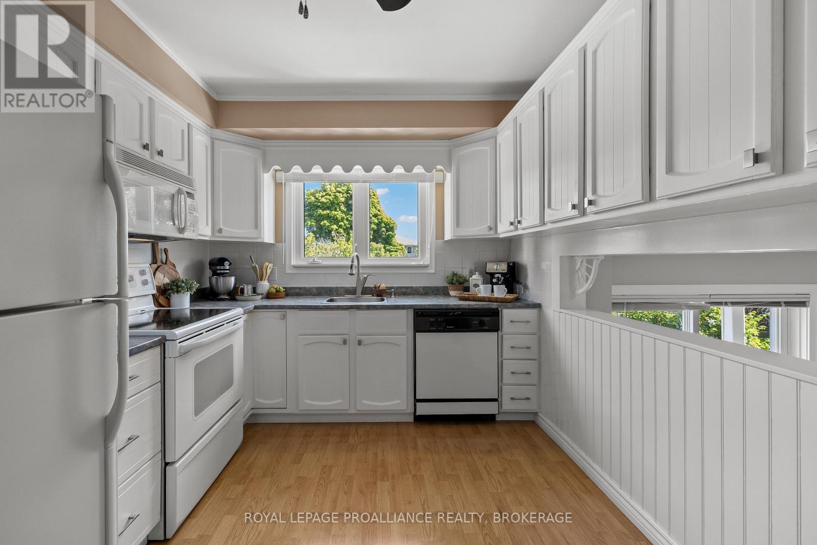 35 Manitou Crescent E, Loyalist (Amherstview), Ontario  K7N 1B1 - Photo 21 - X12495112