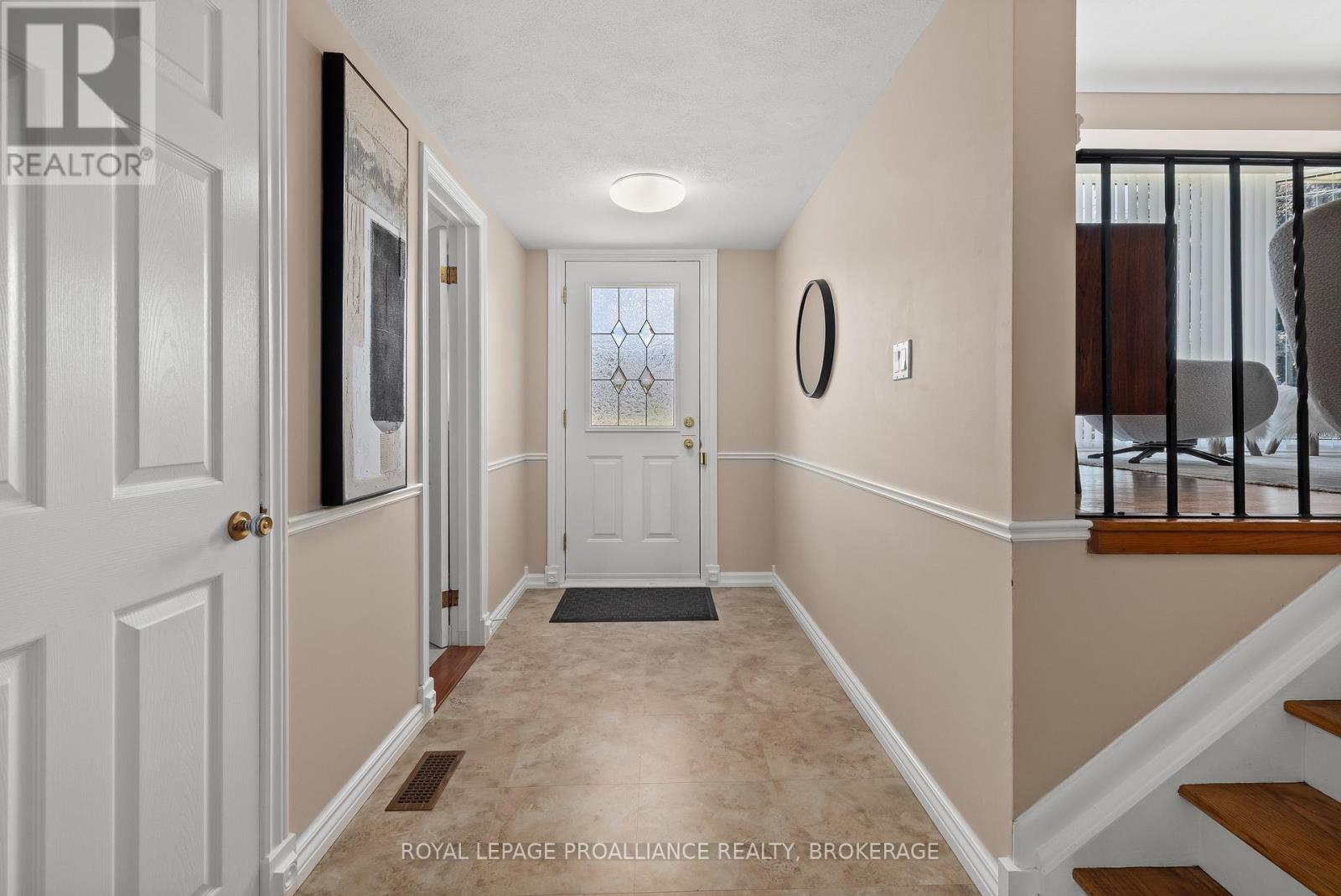 35 Manitou Crescent E, Loyalist (Amherstview), Ontario  K7N 1B1 - Photo 4 - X12495112