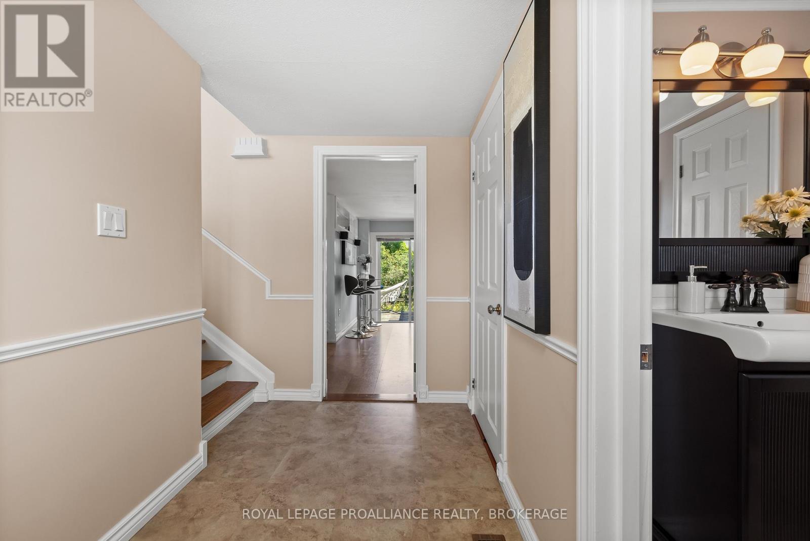 35 Manitou Crescent E, Loyalist (Amherstview), Ontario  K7N 1B1 - Photo 5 - X12495112