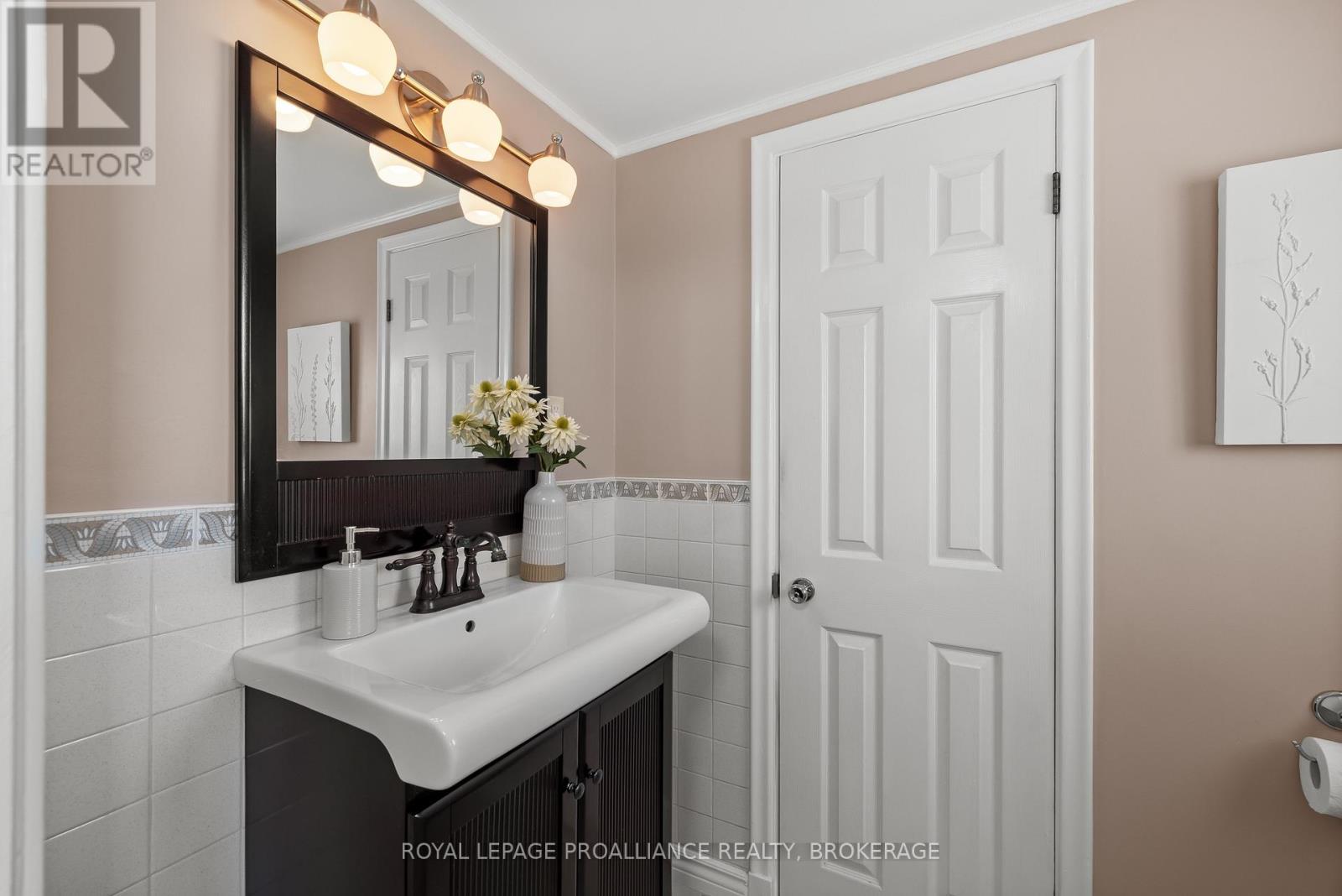 35 Manitou Crescent E, Loyalist (Amherstview), Ontario  K7N 1B1 - Photo 6 - X12495112