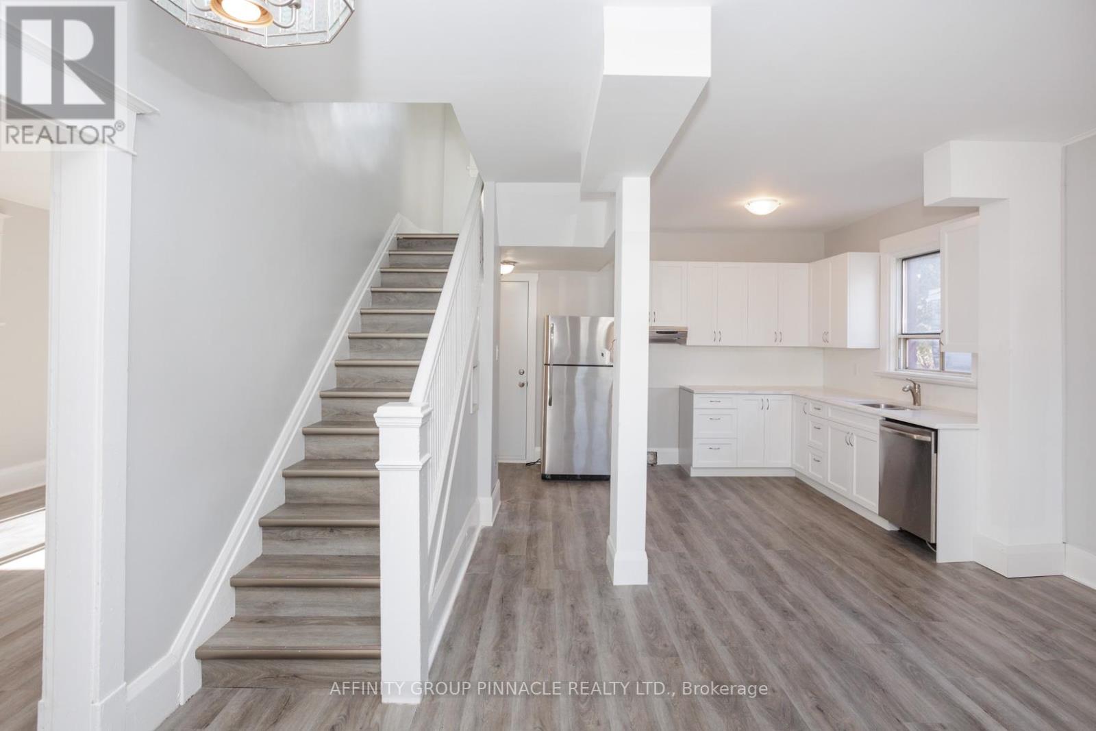 649 Charlotte Street, Peterborough (Town Ward 3), Ontario  K9J 2X2 - Photo 5 - X12495148