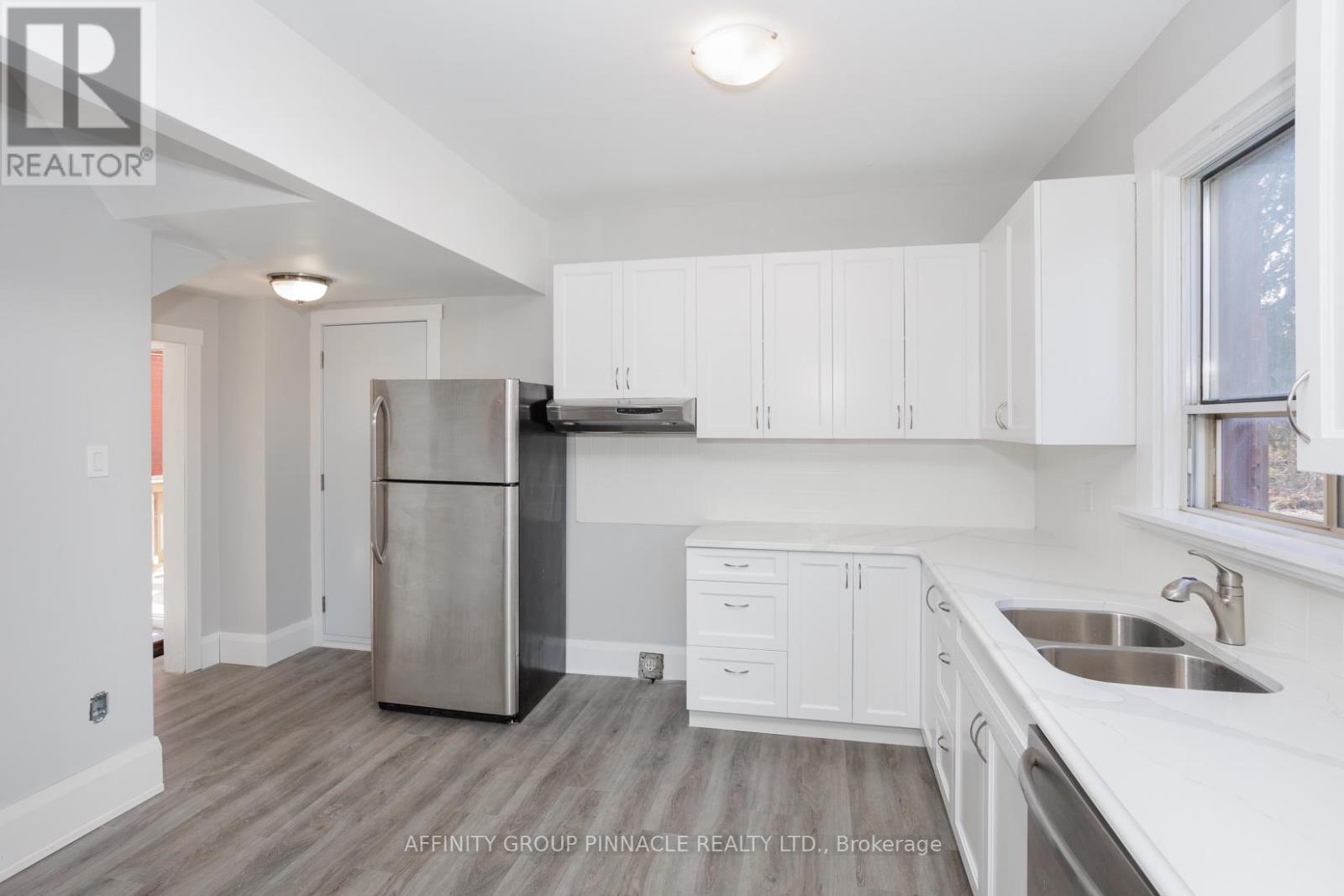 649 Charlotte Street, Peterborough (Town Ward 3), Ontario  K9J 2X2 - Photo 6 - X12495148