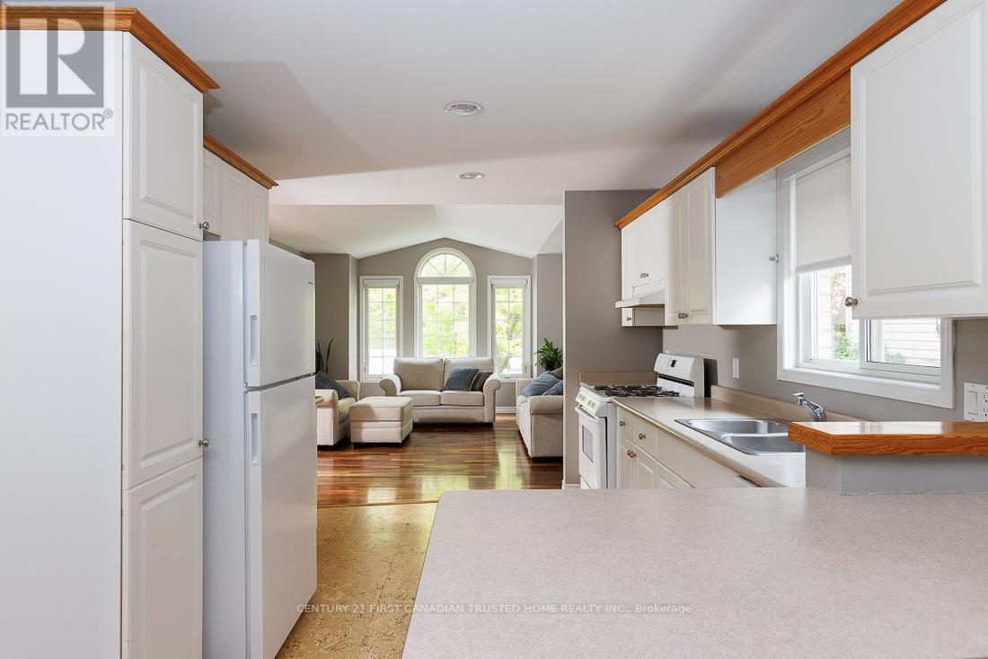 581 Harris Circle, Strathroy-Caradoc (Ne), Ontario  N7G 4H2 - Photo 12 - X12494966