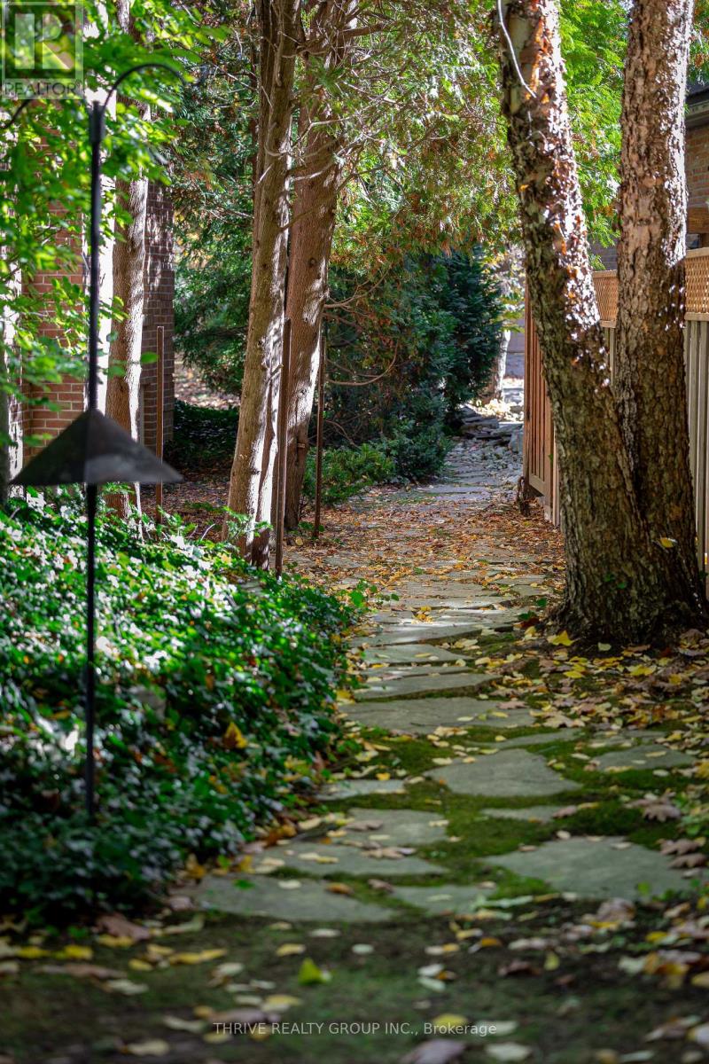 59 Woods Edge Close, London South, Ontario  N6K 4K8 - Photo 5 - X12495134