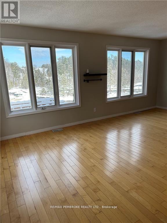 35 Vermont Meadows Drive, Petawawa, Ontario  K8H 3N4 - Photo 10 - X12495076
