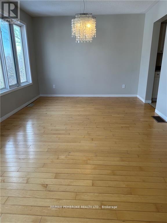 35 Vermont Meadows Drive, Petawawa, Ontario  K8H 3N4 - Photo 11 - X12495076