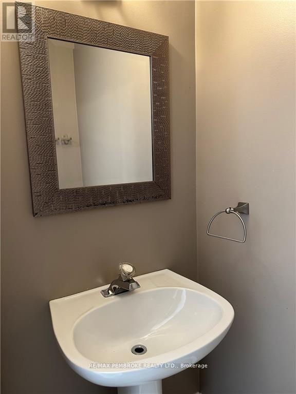 35 Vermont Meadows Drive, Petawawa, Ontario  K8H 3N4 - Photo 12 - X12495076