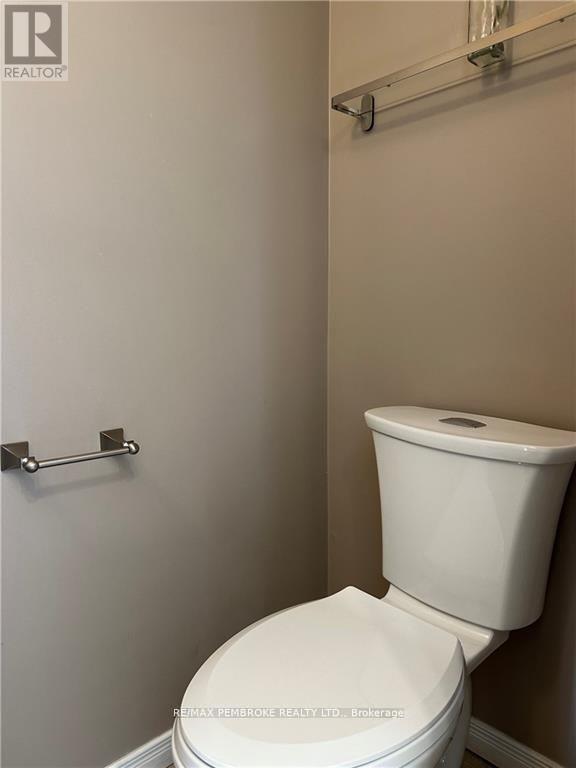 35 Vermont Meadows Drive, Petawawa, Ontario  K8H 3N4 - Photo 13 - X12495076