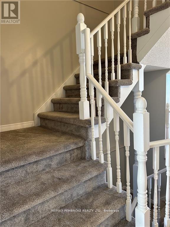 35 Vermont Meadows Drive, Petawawa, Ontario  K8H 3N4 - Photo 14 - X12495076