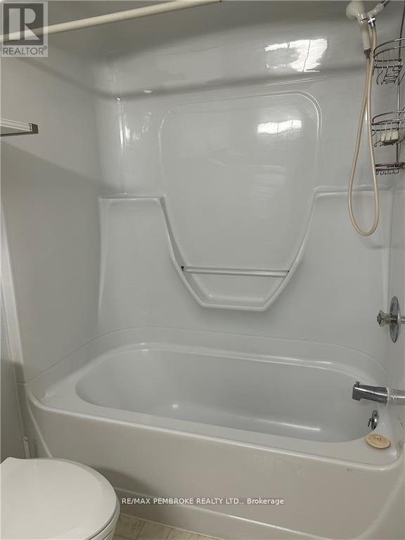 35 Vermont Meadows Drive, Petawawa, Ontario  K8H 3N4 - Photo 16 - X12495076