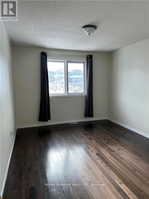 35 Vermont Meadows Drive, Petawawa, Ontario  K8H 3N4 - Photo 17 - X12495076