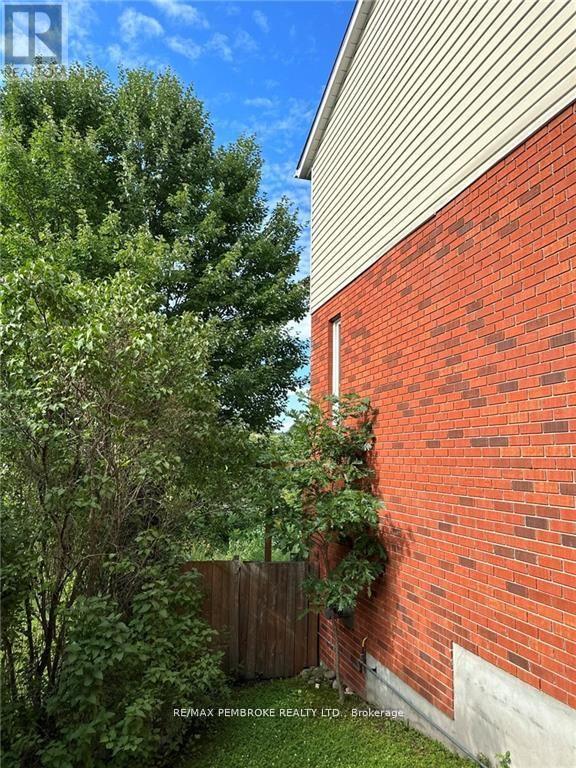 35 Vermont Meadows Drive, Petawawa, Ontario  K8H 3N4 - Photo 23 - X12495076