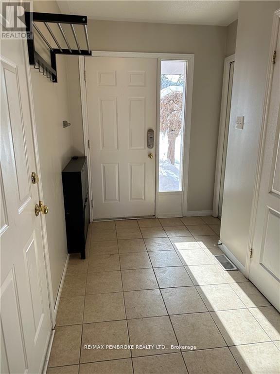 35 Vermont Meadows Drive, Petawawa, Ontario  K8H 3N4 - Photo 3 - X12495076