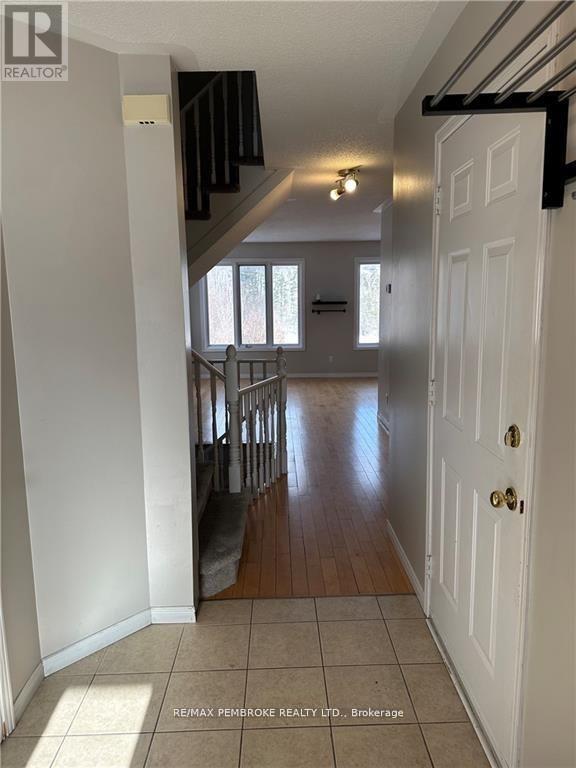 35 Vermont Meadows Drive, Petawawa, Ontario  K8H 3N4 - Photo 4 - X12495076