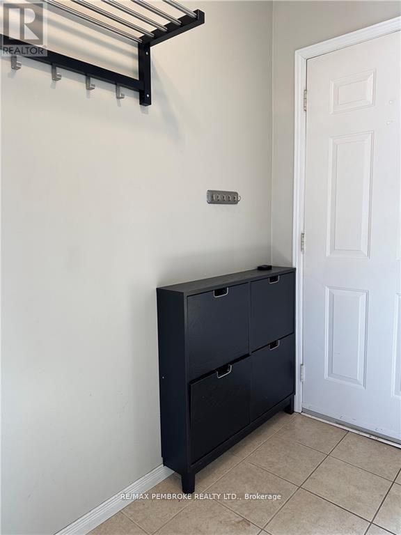 35 Vermont Meadows Drive, Petawawa, Ontario  K8H 3N4 - Photo 5 - X12495076