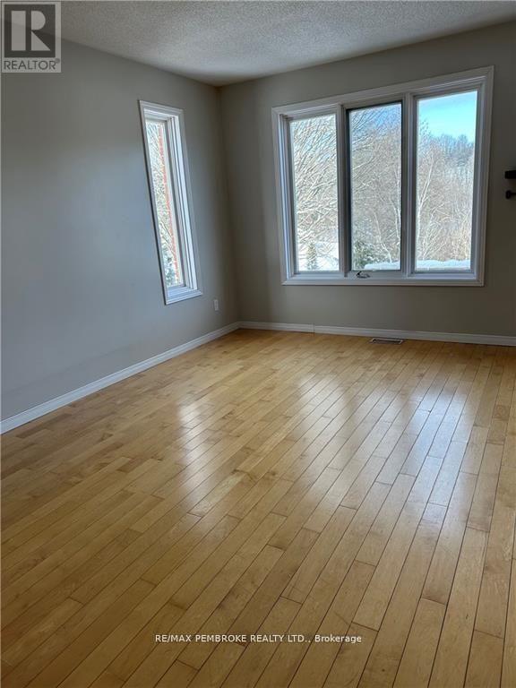 35 Vermont Meadows Drive, Petawawa, Ontario  K8H 3N4 - Photo 9 - X12495076