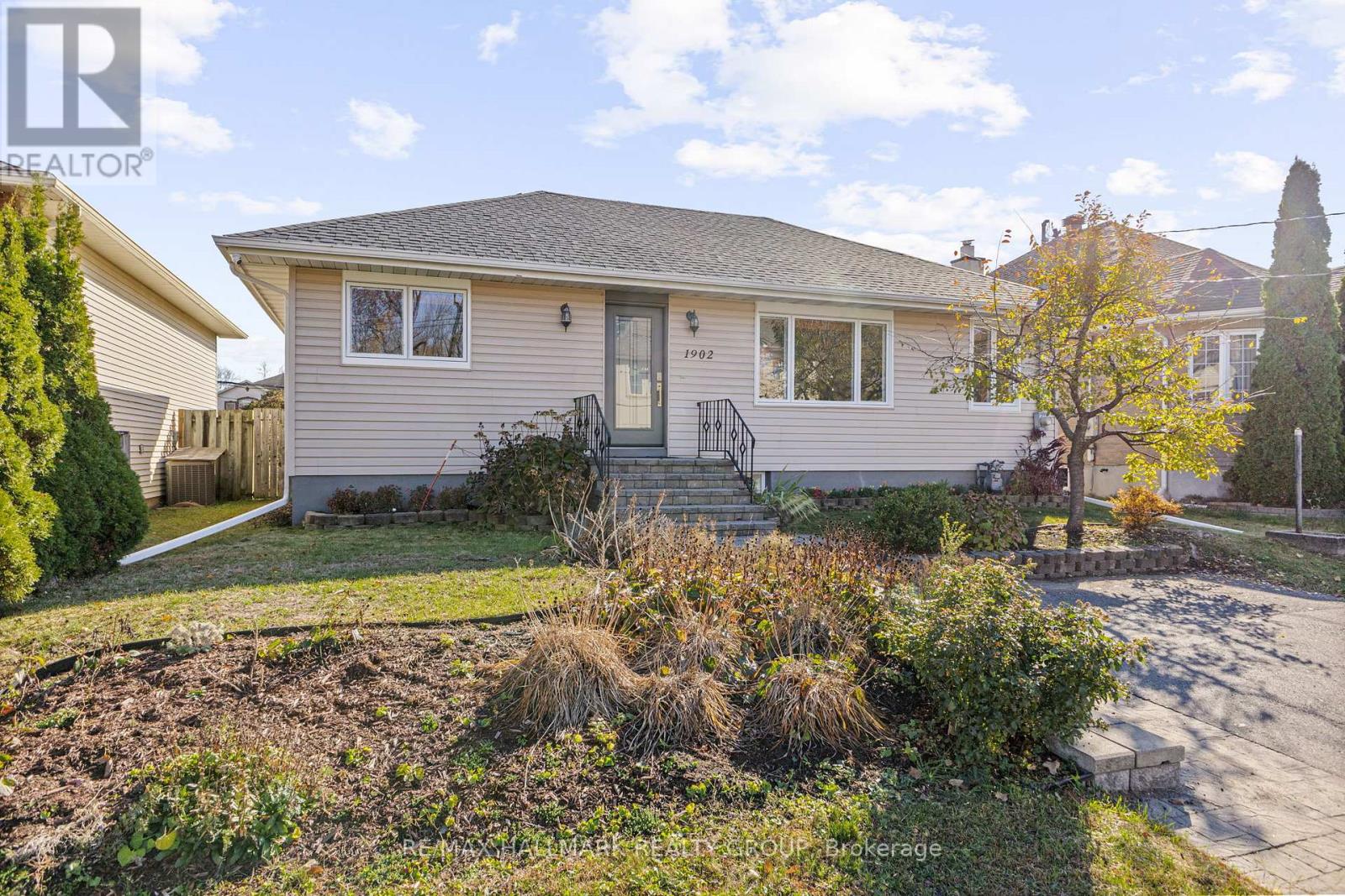 1902 Rosebella Avenue, Ottawa, Ontario  K1T 1G7 - Photo 2 - X12495012