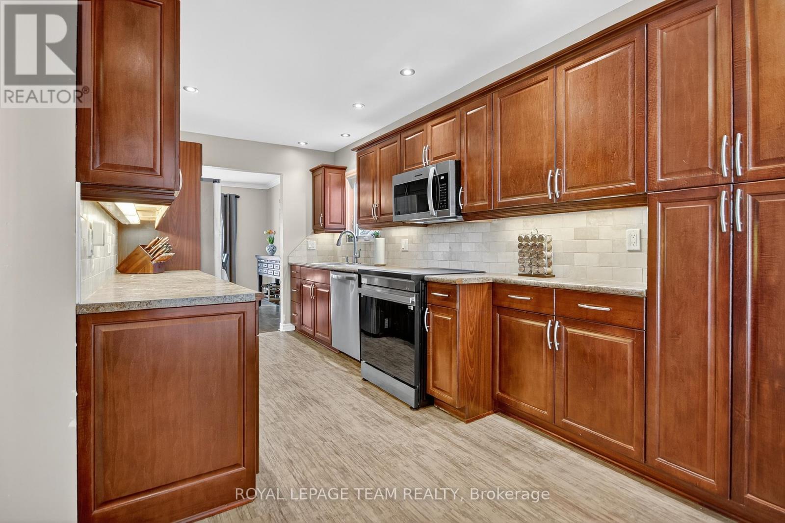 22 Vesta Street, Ottawa, Ontario  K2J 3Y9 - Photo 4 - X12495050