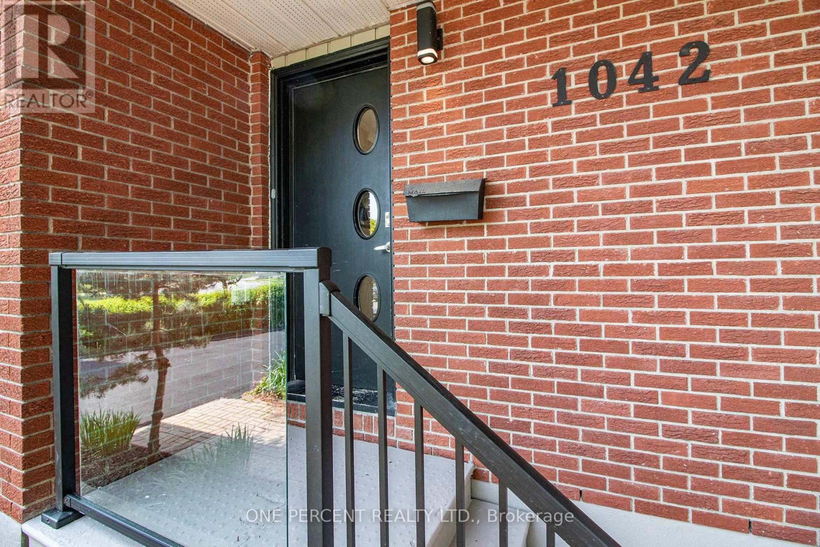 1042 Harkness Avenue, Ottawa, Ontario  K1V 6P2 - Photo 2 - X12495224