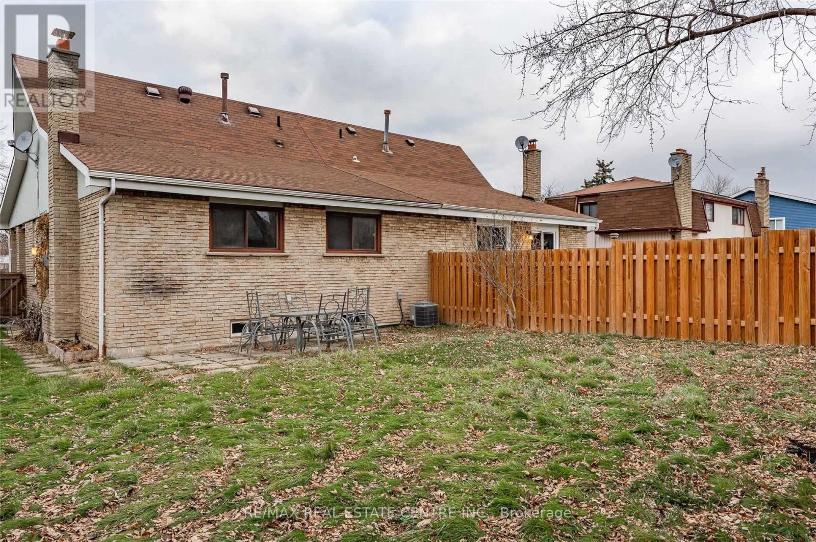 2896 Arvida Circle, Mississauga, Ontario  L5N 1R5 - Photo 18 - W12494792