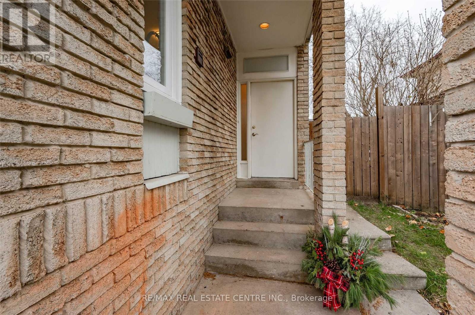 2896 Arvida Circle, Mississauga, Ontario  L5N 1R5 - Photo 2 - W12494792