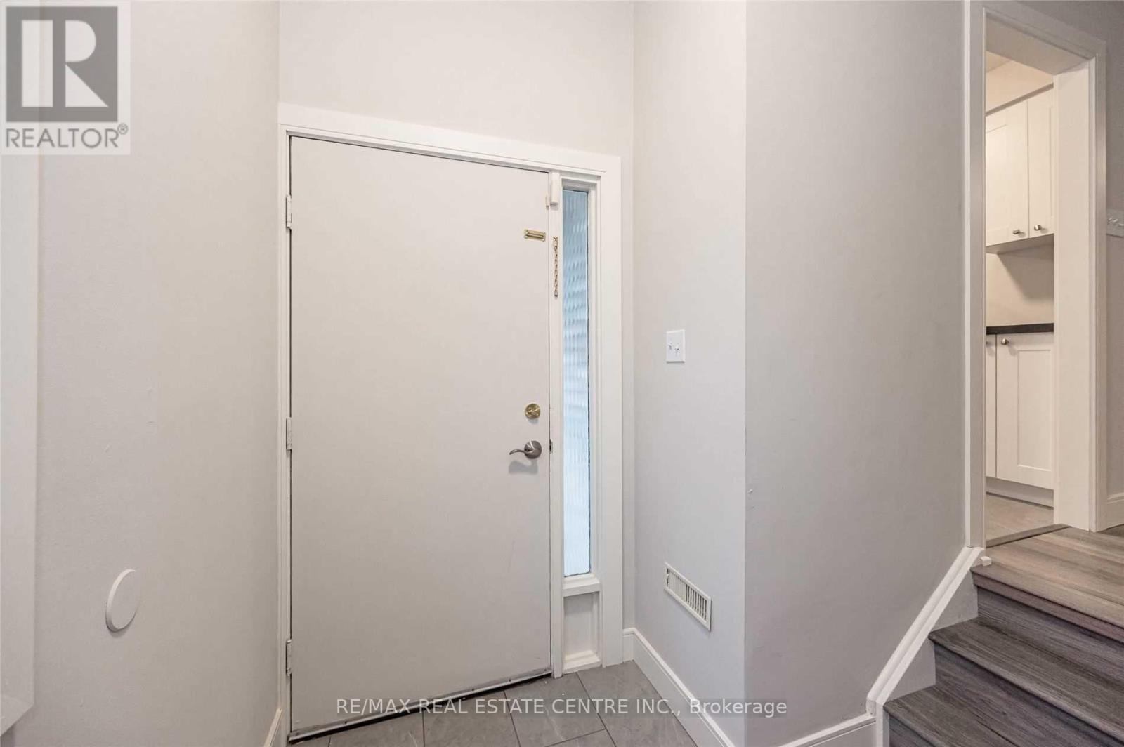 2896 Arvida Circle, Mississauga, Ontario  L5N 1R5 - Photo 3 - W12494792