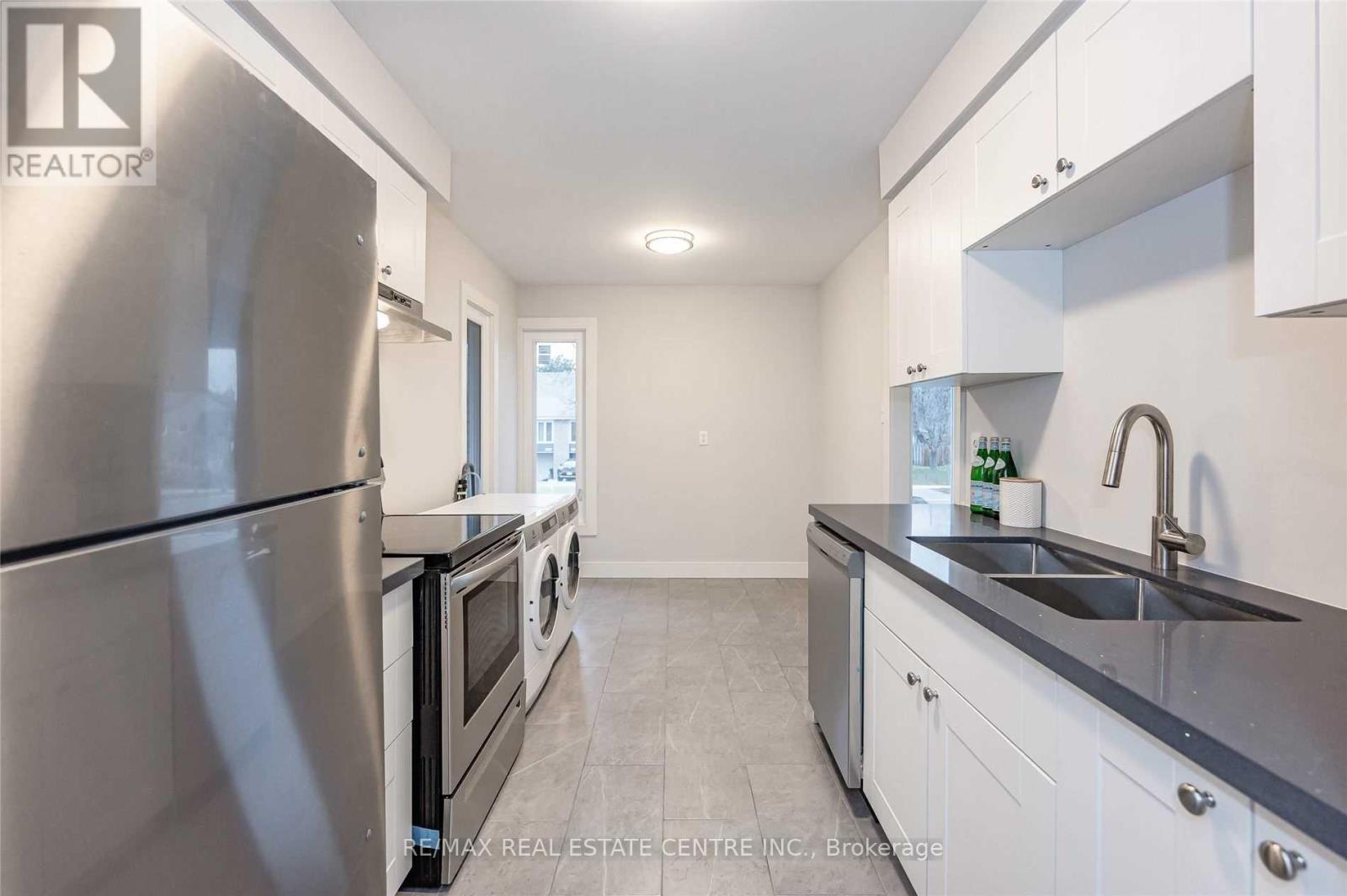 2896 Arvida Circle, Mississauga, Ontario  L5N 1R5 - Photo 4 - W12494792