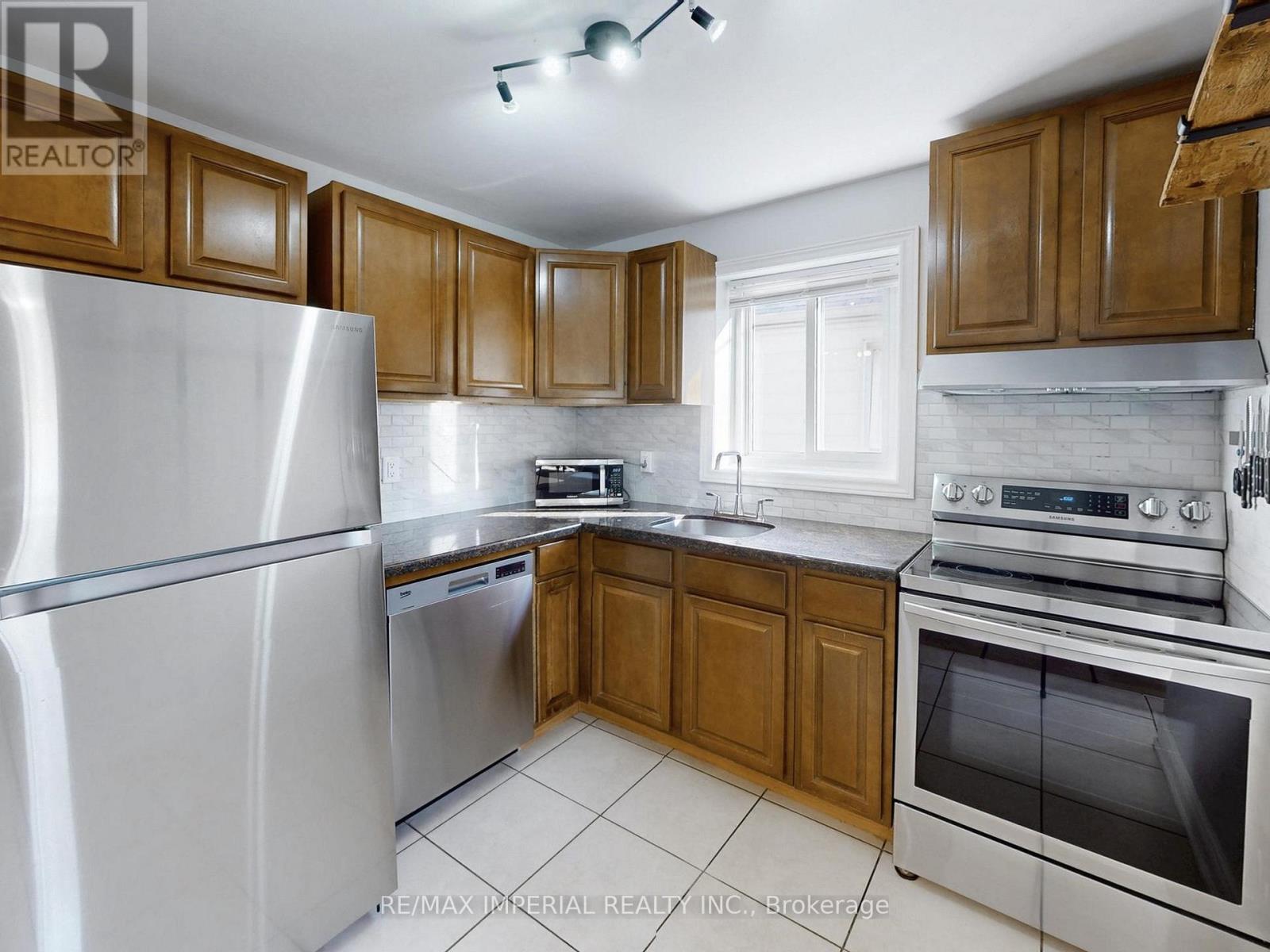 598 Ridelle Avenue, Toronto, Ontario  M6B 1K9 - Photo 12 - W12494876