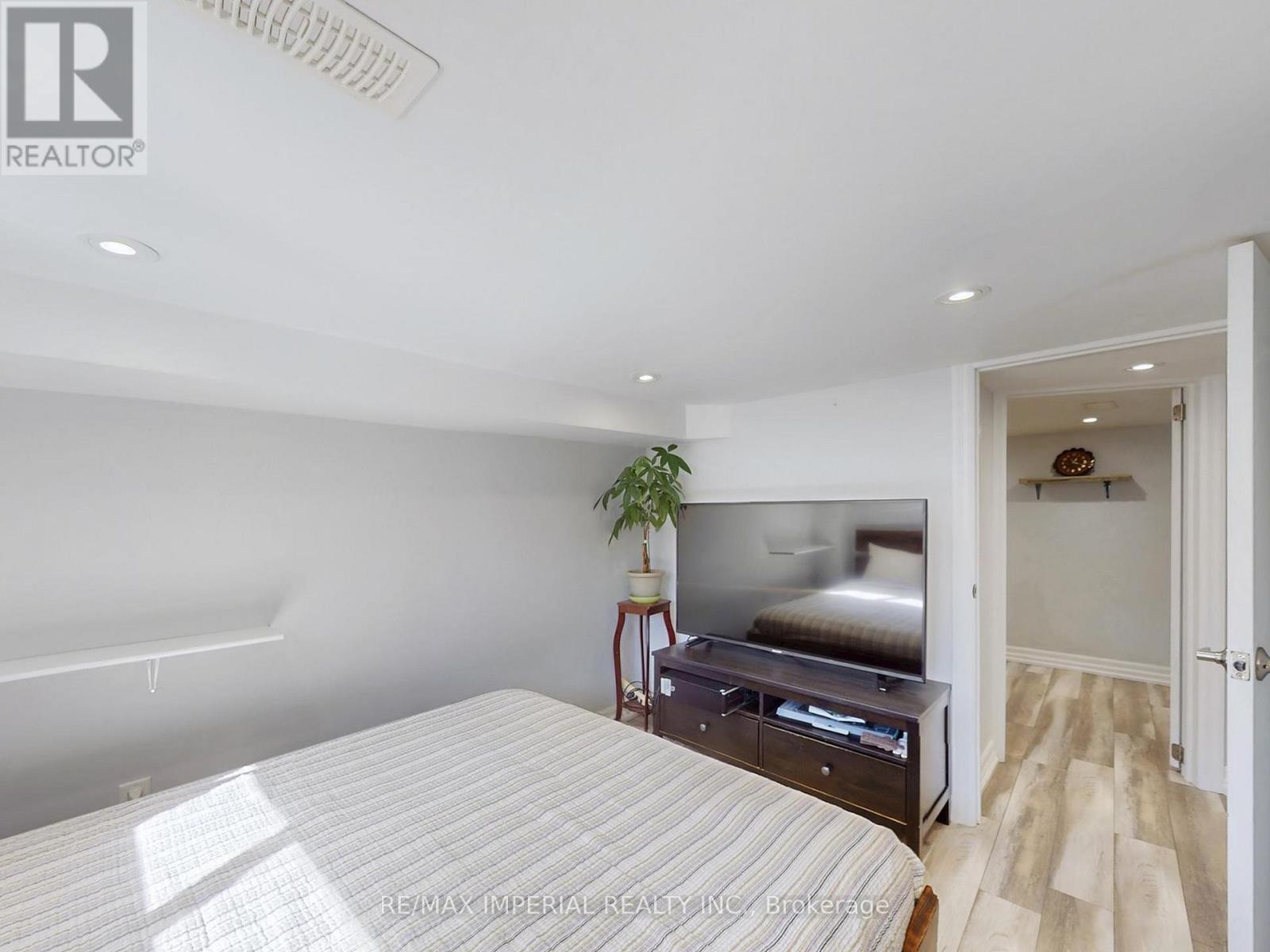 598 Ridelle Avenue, Toronto, Ontario  M6B 1K9 - Photo 32 - W12494876